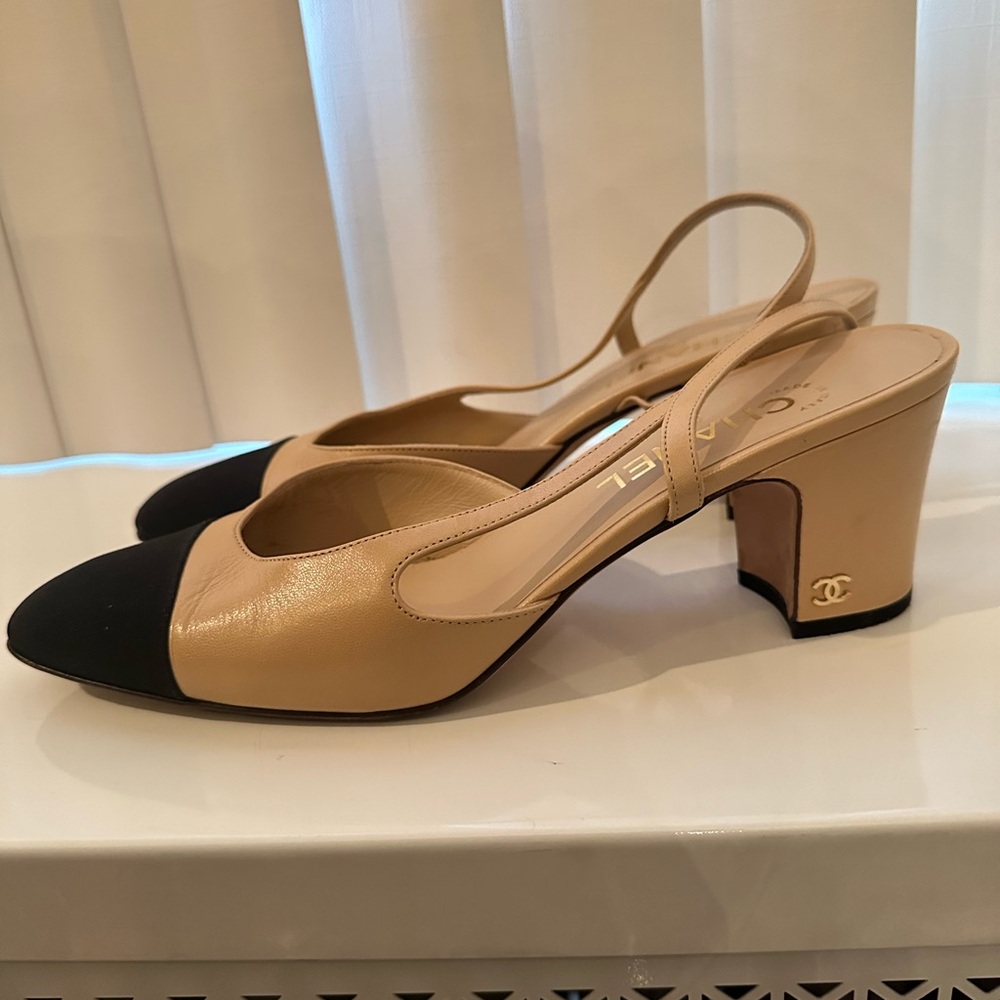 Chanel Goatskin & Grosgrain Beige & Black Slingbacks. Size 41. 2.6 in